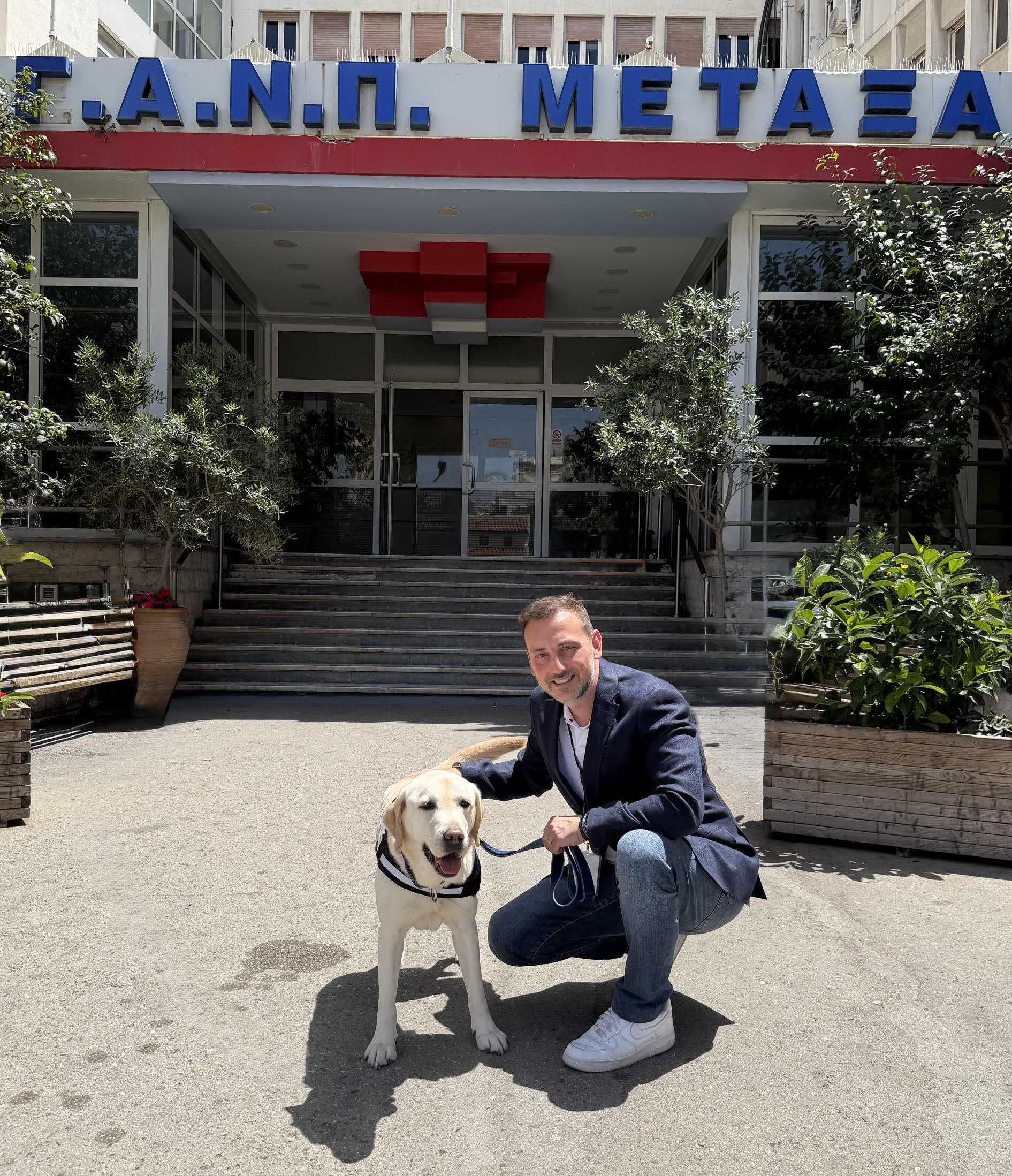 Ο Ντύλαν ο πρώτος σκύλος θεραπείας έπιασε δουλειά