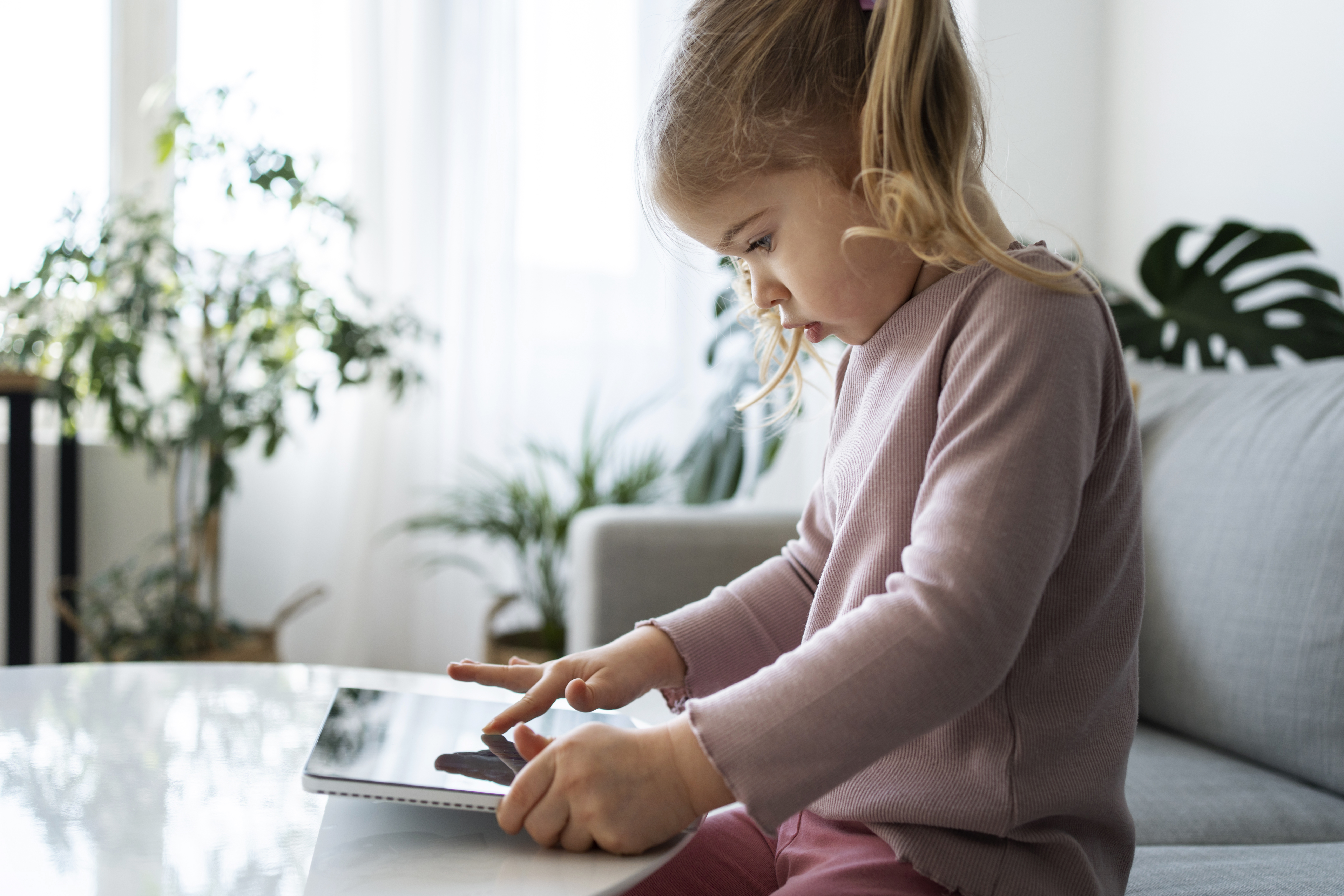 Παιδιά και οθόνες: Πόσο screen time θεωρείται φυσιολογικό το 2026;